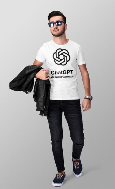 Manlig model med glasögon, vit T-shirt, mörka jeans och sneakers. En MC jacka över armen. Tryckt på hans T-shirt är Open AI’s “blomma” och texten “ChatGPT. För dig som tänkt klart.”