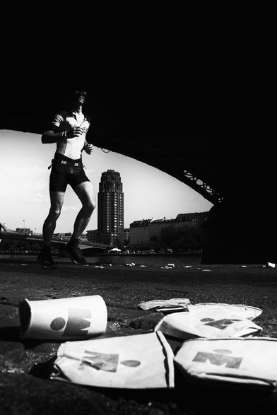 Picture of a triathlete on the running course of today's ironman Frankfurt.