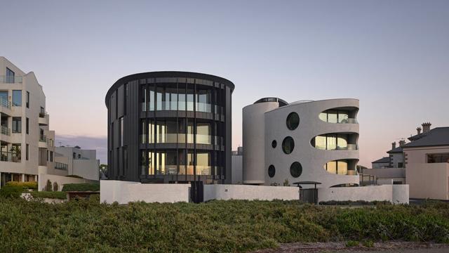Esplanade Brighton Apartment / Wood Marsh