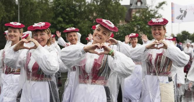 Thousands of voices unite in song at traditional choir festival celebrating Estonia's culture | National News