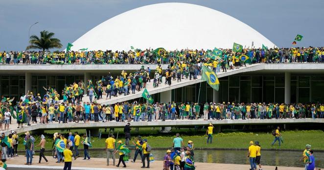Menschenmassen, mit brasilianischen Flaggen bewaffnet, strömen die Rampen des Nationalkongresses in der Hauptstadt Brasilia