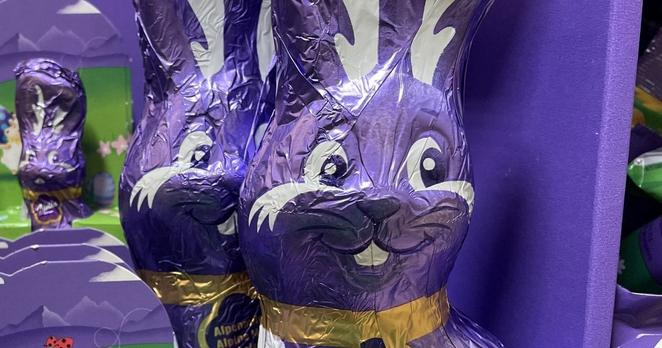 Nahaufnahme: Lilafarbene Schoko-Hasen von Milka. Ukrainische Aktivist:innen fordern, diese aus dem Handel zu nehmen.