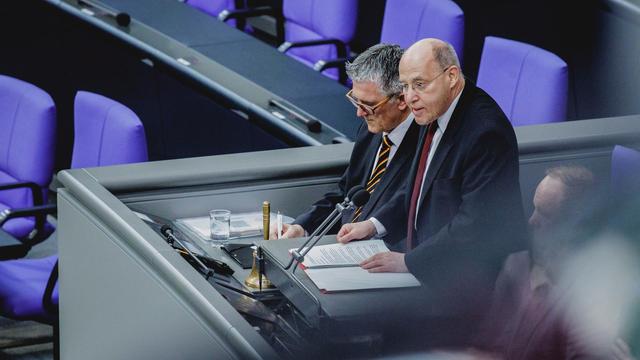 Alterspräsident Gregor Gysi (Die Linke) steht im Rahmen der Konstituierenden Sitzung des 21. Deutschen Bundestages in Berlin am Rednerpult und spricht. 