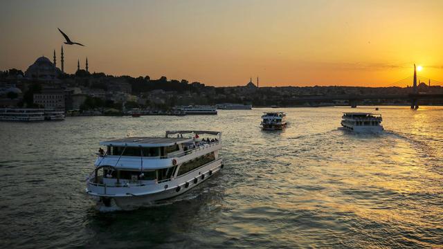 Fähren fahren vor Istanbul, im Hintergrund der Sonnenuntergang.