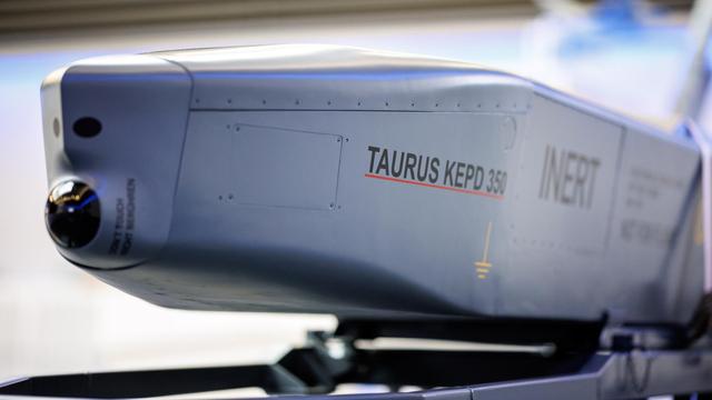 Nahansicht des Luft-Boden-Marschflugkörper Taurus in einem Showroom 