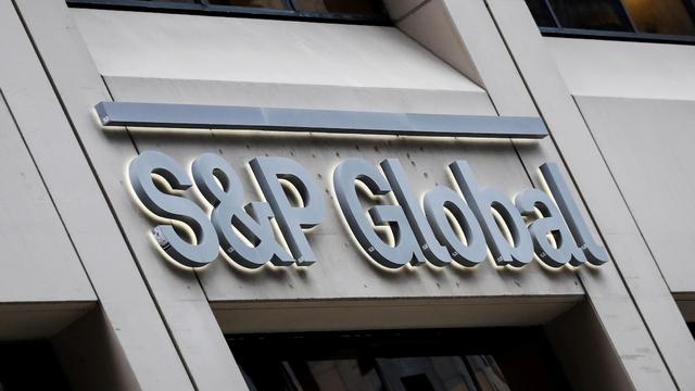 Le logo S&P Global apposé sur la façade d'un édifice.