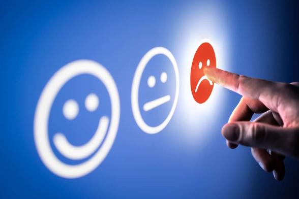 Tablet mit Smileys zur Bewertung von Leistung