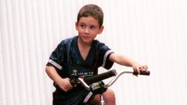 Der kubanische Junge Elian Gonzalez sitzt in Miami, Florida auf einem Fahrrad.
