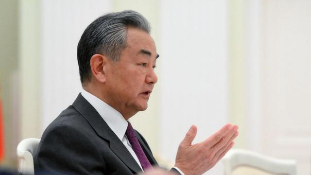 Le ministre des Affaires étrangères chinois, Wang Yi, à Moscou, en Russie, le 1er avril 2025.