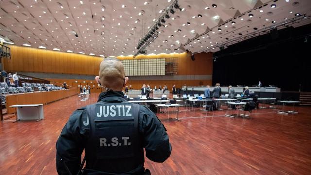 Niedersachsen, Braunschweig: Ein Justizbeamter steht zu Prozessbeginn in der Stadthalle Braunschweig. In der Stadthalle beginnt ein Strafprozess des Landgericht Braunschweig gegen vier Angeklagte im VW-Abgasskandal.