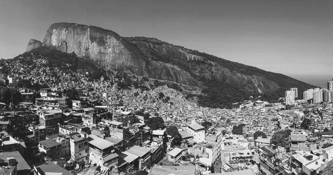 Panorama des sich an die Berge anschmiegenden Vororts Rocinha.