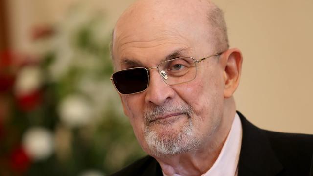 Un homme porte des lunettes dont l'un des verres est sombre.