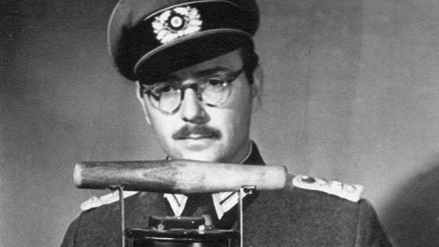 Rupprecht Gerngross, der Initiator der "Freiheitsaktion Bayern", steht im April 1945 vor einem Mikrofon.