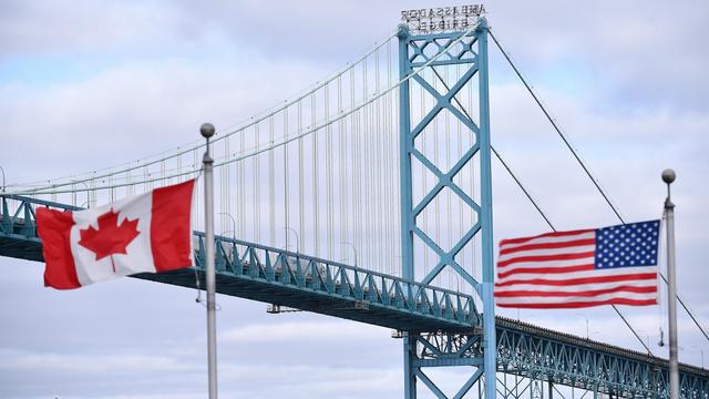 Les drapeaux du Canada et des États-Unis flottent de part et d'autre du pont Ambassador, qui enjambe la rivière Détroit, entre l'Ontario et le Michigan.