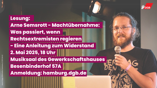 Der Autor Arne Semsrott spricht und hält dabei ein Mikrofon in der Hand.