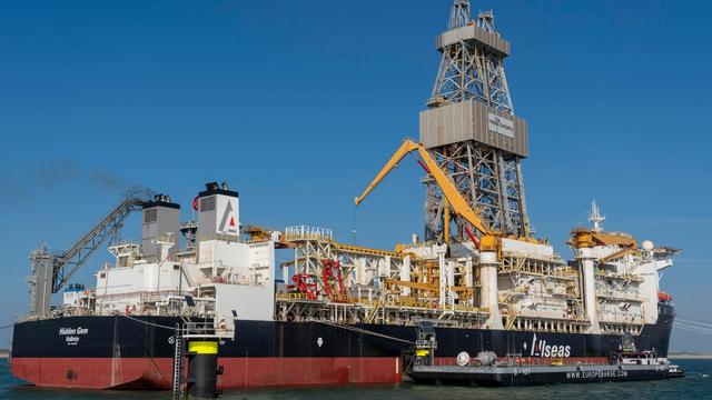 Ein Bohrschiff in einem Seehafen.