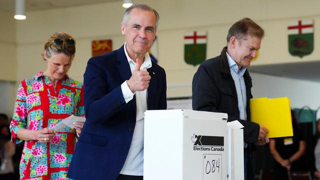Kanadas Premierminister Mark Carney gibt zusammen mit seiner Frau Diana Fox Carney in einem Wahllokal seine Stimme für die Parlamentswahl ab. 