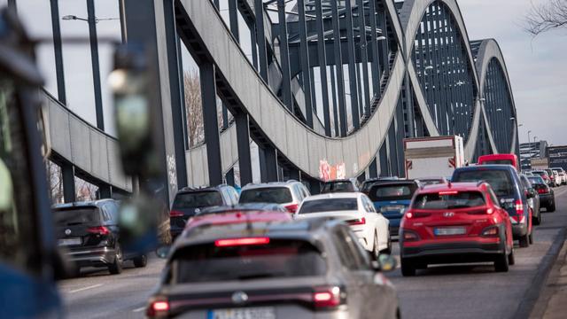 Hamburg: Sanierungsarbeiten an der Neuen Elbbrücke starten | Regional