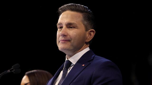 Pierre Poilievre regarde la foule, alors qu'il prononce un discours.