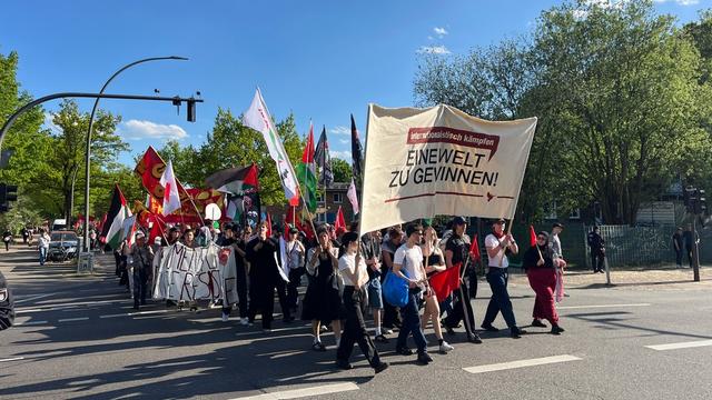 1. Mai: Rund 10.000 Teilnehmende bei linken Demos in Hamburg | NDR.de