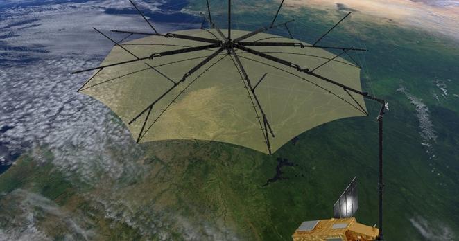 Computergrafik: Ein orangener Satellit mit einzelnem Solarpaneel und über einen geknickten Ausleger mit einem sehr viel größeren Schirm verbunden. Darunter die Erde mit grünen und bräunlichen Flecken und Wolken.