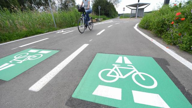 Eine Radfahrerin fährt auf einem Teilstück des neuen Radschnellwegs bei Egelsbach an einer Reparaturstation vorbei. Der ADFC zeigt sich mit dem Bau von Radschnellwegen in Sachsen zufrieden. (zu dpa: «ADFC: Bau von Radschnellwegen in Sachsen vergleichsweise gut») +++ dpa-Bildfunk +++