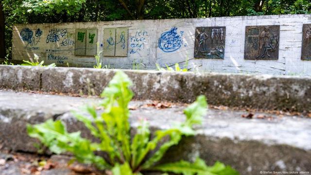 NS-Gedenkstätte in Barth in Mecklenburg-Vorpommern: Hakenkreuze und antisemitische Parolen