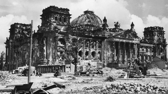 Das zerstörte Reichstagsgebäude nach dem Zweiten Weltkrieg