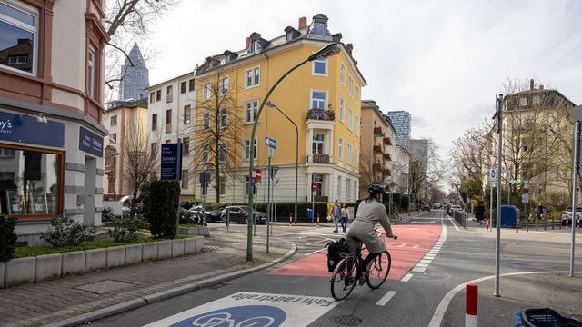 FOTO TAGESSATZFrankfurt: Fahrradstraße Kettenhofweg mit rot markierten Radweg im Westend Foto aufgenommen am 14.03.2024Foto: Rolf Oeser