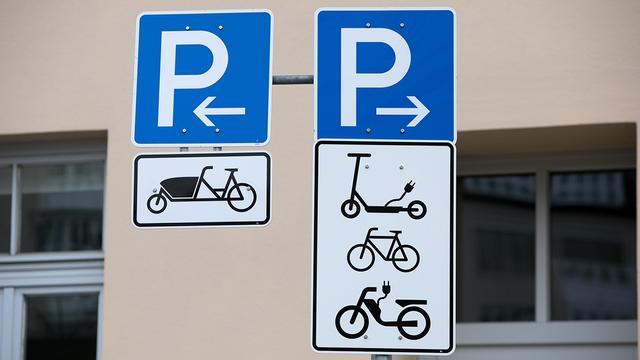 Reservierter Parkplatz für Fahrräder, E-Bikes, E-Roller und Lastenfahrräder (Symbolfoto)