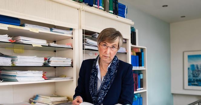 Pensioenadvocaat Florence Schoonderwoerd procedeert al sinds eind 2018 tegen het pensioenfonds waarvan zij zelf ook deelnemer is. Ze is inmiddels 68 jaar, woont in Gouda en heeft een werkkamer vol ordners en documenten met post-its. Foto Mona van den Berg  