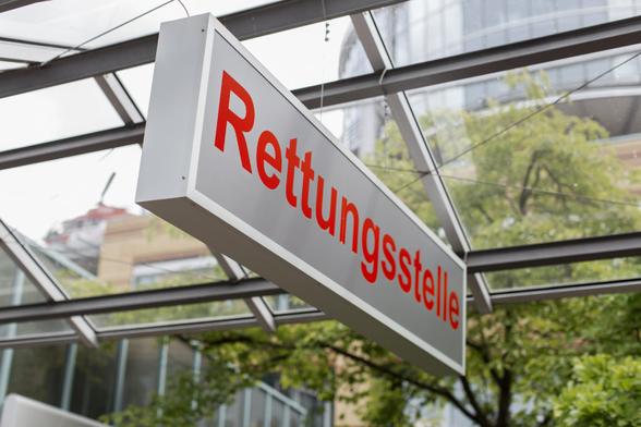 Foto zeigt ein Schild mit der Aufschrift "Rettungsstelle" in einem Krankenhaus
