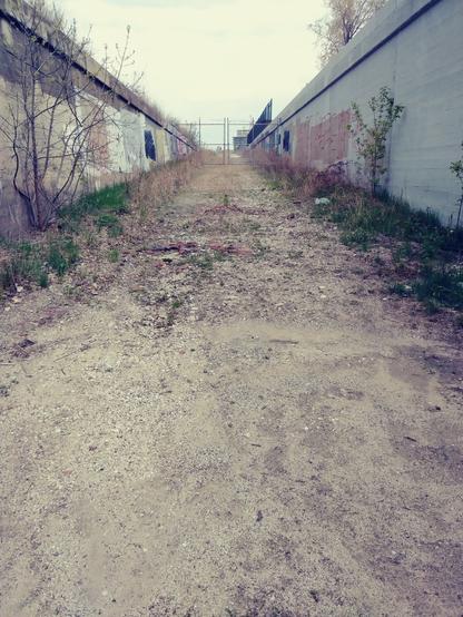 An empty ramp between two embankment walls