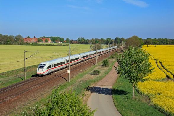 Noch fahren Züge auf der kürzesten Schienenverbindung zwischen Berlin und Hamburg: Ein ICE 4 der Baureihe 412 ist bei Brahlstorf zwischen Spree und Alster auf Tour.