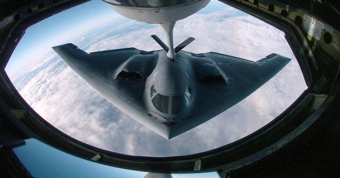 Un bombardier B-2 Spirit au-dessus de l'océan Pacifique.