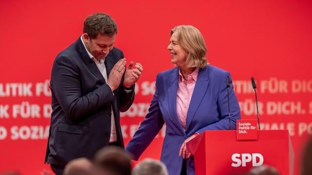 Lars Klingbeil, Vizekanzler und SPD-Bundesvorsitzender, steht beim Parteitag in Berlin  nach der Wahl neben Bärbel Bas, Bundesarbeitsministerin und neue SPD-Bundesvorsitzende