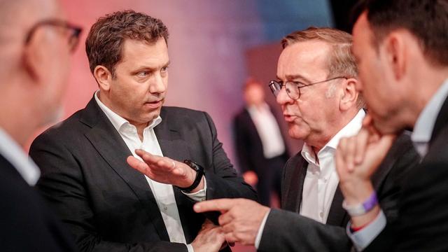 Boris Pistorius und Lars Klingbeil stehen beim SPD-Parteitag in einem Gespräch beisammen.