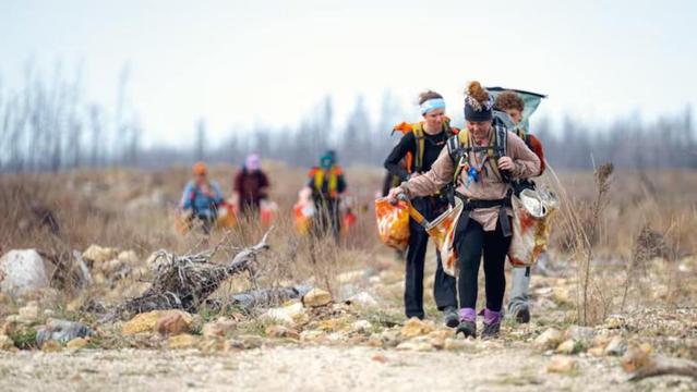 Des planteurs dans une zone ravagée.