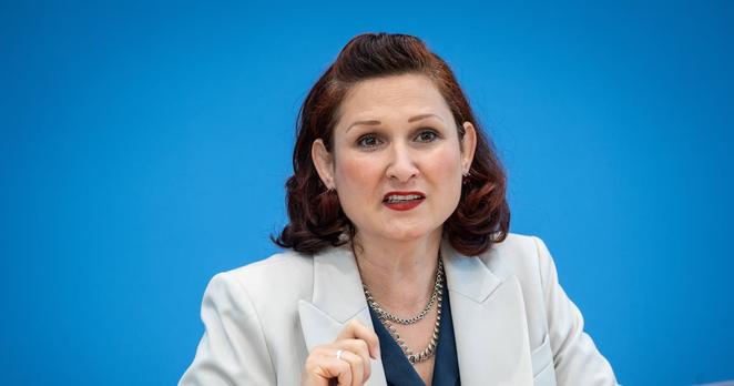 Bundespressekonferenz in Berlin – Ferda Ataman, Unabhängige Bundesbeauftragte für Antidiskriminierung, stellt den Jahresbericht 2024 der Antidiskriminierungsstelle des Bundes vor. (Archivbild)