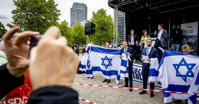 Pro-Israël-demonstratie in 2021 met  Kamerleden Kees van der Staaij (SGP), Gidi Markuszower (PVV), Don Ceder (ChristenUnie) en Derk Jan Eppink (JA21). 
