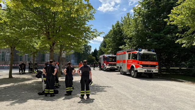 Die Feuerwehr ist am Schloss Wilhelmshöhe in Kassel im Einsatz, nachdem im Museums-Archiv giftige Gase ausgetreten sind. D