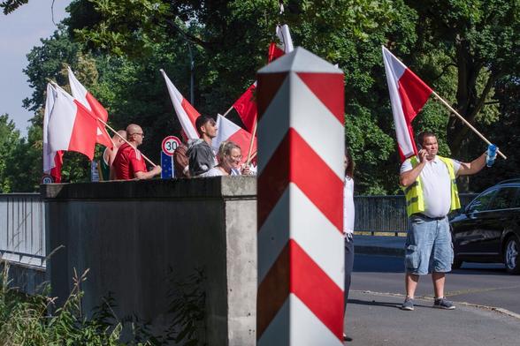 Menschengruppe mit polnischer Fahne Menschengruppe mit polnischer Fahne