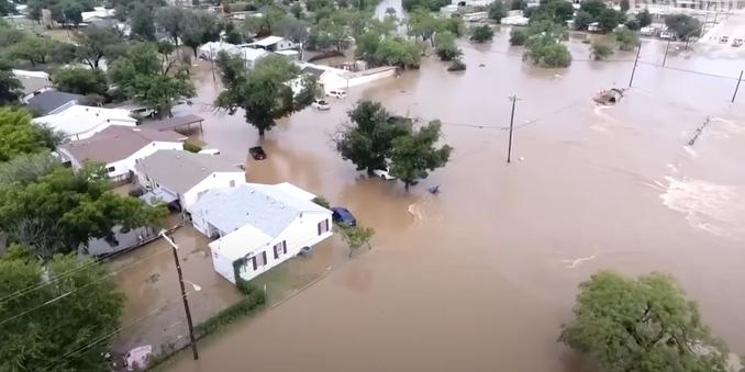 Un'immagine dall'alto dei territori del Texas sommersi dalle inondazioni del fiume Guadalupe