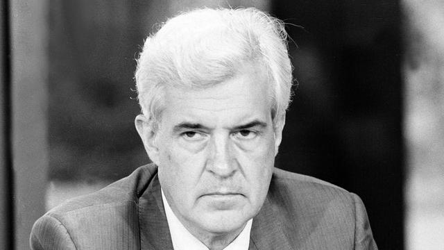 Portrait des Springer-Journalisten Peter Boenisch im Anzug mit weißem Haar. Portrait des Springer-Journalisten Peter Boenisch im Anzug mit weißem Haar.