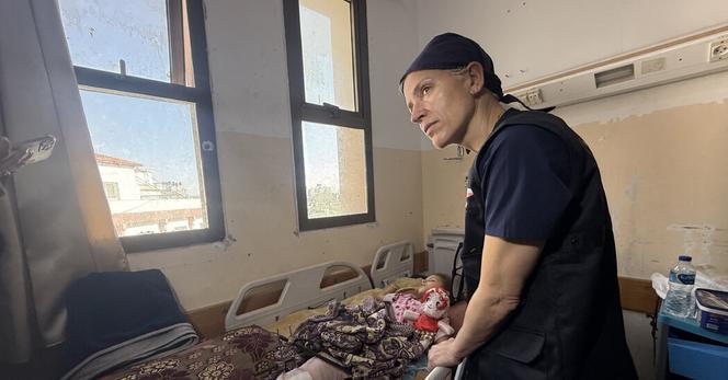 Dr. Victoria Rose at Nasser Hospital in southern Gaza in May, in a picture distributed by Anadolu Agency, a Turkish state news outlet. “I’ve not seen this volume and this intensity before,” she said of the traumatic injuries she treated.