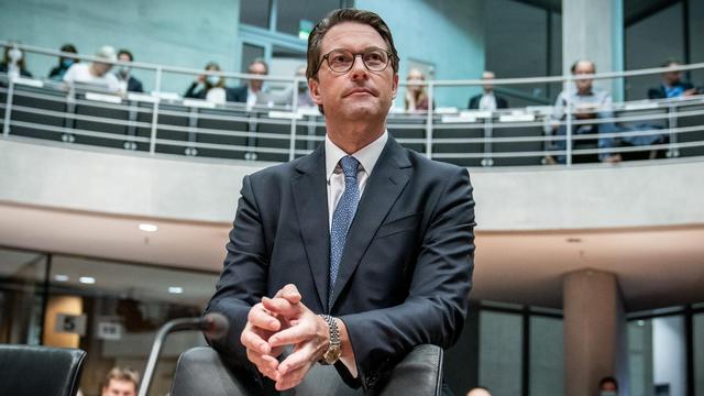 Der frühere Bundesminister für Verkehr und digitale Infrastruktur, Andreas Scheuer (CSU), war Zeuge vor den Maut-Untersuchungsausschuss des Bundestags. In der Sitzung soll auch noch Verkehrsminister Scheuer befragt werden. Die Opposition wirft Scheuer schwere Fehler bei der gescheiterten Pkw-Maut vor.