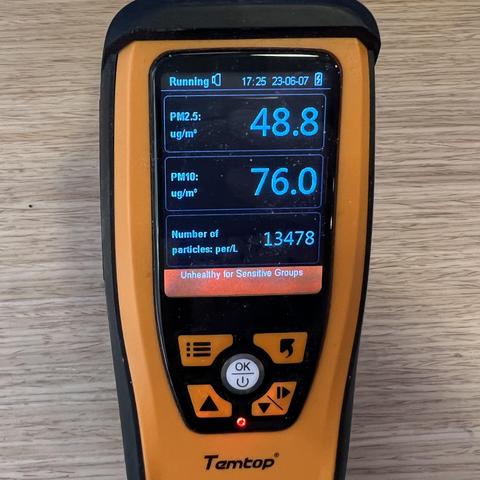 Air quality monitor with PM2.5 reading