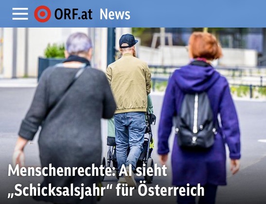 Das Bild zeigt eine Gruppe von Menschen von hinten. Eine Person schiebt einen Kinderwagen.  Im Vordergrund steht der Titel eines Nachrichtenartikels: „Menschenrechte: AI sieht ‚Schicksalsjahr‘ für Österreich“, über einem News-Logo von ORF.at