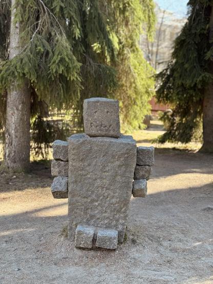 Kiviukkeli. Muodot muistuttavat Minecraft hahmoa.