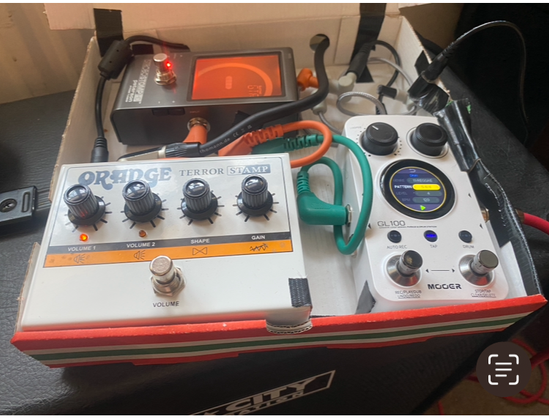 Gutar pedals in a pizza box. Tidy ish.